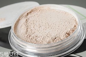 散粉取粉用什么好？粉撲和化妝刷要配合使用