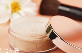 散粉取粉用什么好？粉撲和化妝刷要配合使用