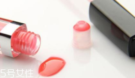涂唇釉為什么不能抿嘴？沒干之前抿嘴會殘妝