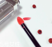 涂唇釉為什么不能抿嘴？沒干之前抿嘴會殘妝