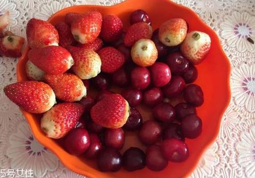 草莓和蘋果可以一起吃嗎？并沒與什么沖突