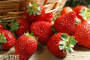 草莓有點爛還能吃嗎？要分情況