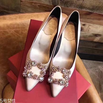 roger vivier鞋子磨腳嗎？時尚界人手一雙的方扣鞋