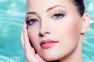 美白精華只能晚上用嗎？白天要做好防曬