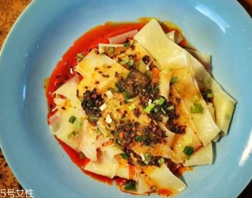 阿寬紅油面皮泡不爛 里面含有膠？