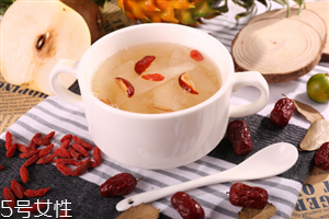 冰糖雪梨梨子能吃嗎？梨和什么一起煮著吃最好？