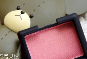 腮紅碎了該怎么解救？這4步變廢為寶