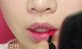 唇膏怎么涂出豐唇？唇中點珠光
