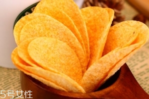 薯片掉到地上可以撿起來吃嗎？這樣衛(wèi)生嗎？
