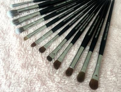 眼影刷和眼影棒哪個(gè)值得買？眼影刷水貂毛最好
