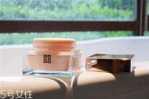 紀(jì)梵希少女面霜適合多大年齡？還你一個(gè)少女肌