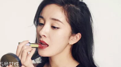 中年女性如何挑選口紅色號？帶藍(lán)色調(diào)唇色最美