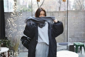 灰色圍巾配什么顏色的衣服好看？來跟著街拍達(dá)人學(xué)學(xué)