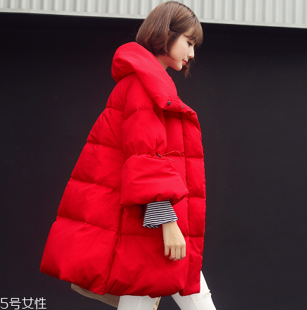 紅色羽絨服里面穿什么？保暖時尚兩不誤