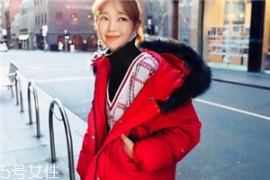 紅色羽絨服里面穿什么？保暖時尚兩不誤