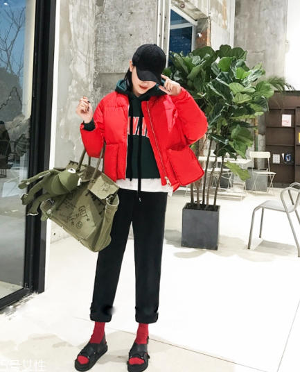 紅色羽絨服里面穿什么？保暖時尚兩不誤