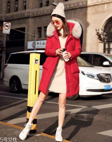 紅色羽絨服里面穿什么？保暖時尚兩不誤
