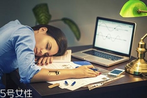 熬夜后吐血是怎么回事？疾病是主因