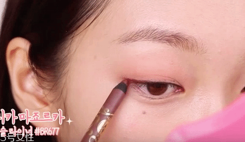 眼影需要卸妝嗎？閃亮海灘眼妝教程