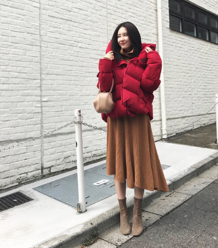 紅色羽絨服搭配什么顏色毛衣？色彩搭配不止黑白灰
