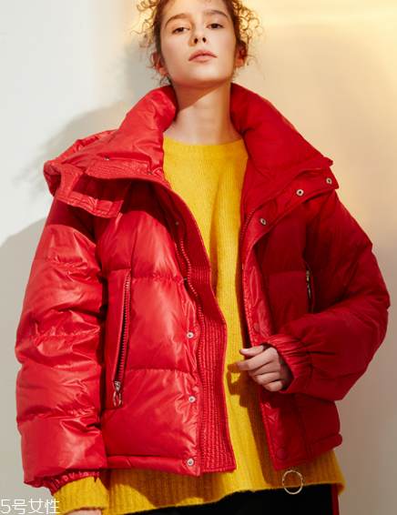 紅色羽絨服搭配什么顏色毛衣？色彩搭配不止黑白灰