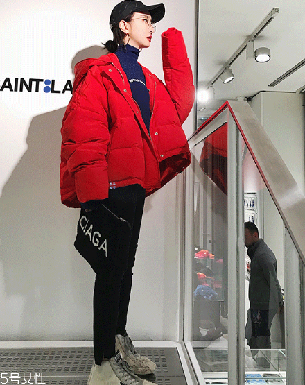 紅色羽絨服搭配什么顏色毛衣？色彩搭配不止黑白灰