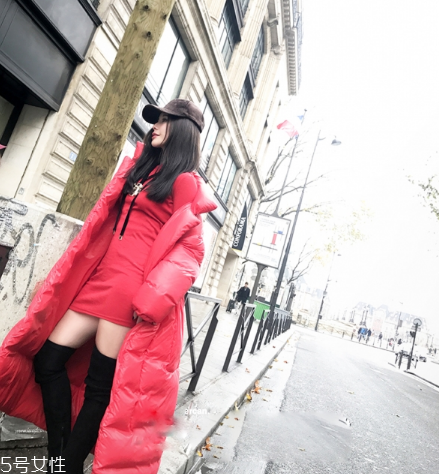 紅色羽絨服搭配什么顏色毛衣？色彩搭配不止黑白灰