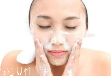潔面乳和洗面奶是一種產(chǎn)品嗎？洗面奶適合干皮
