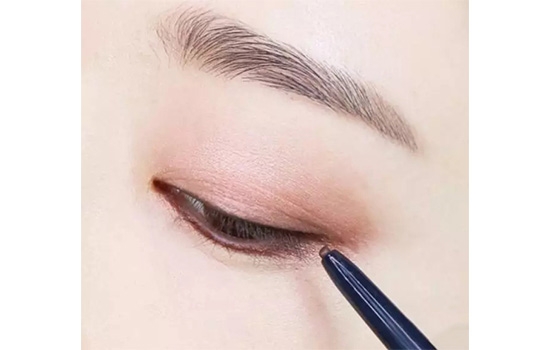 豆沙色眼妝怎么畫？超受歡迎的空氣眼妝畫法
