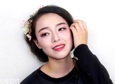 2018秋冬酒紅色眼妝怎么畫？神秘又有女人味的妝容