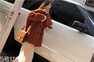 大衣粘毛是料子不好嗎？原來是這個原因
