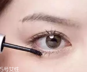 睫毛膏如何避免結(jié)塊？不要z形涂抹