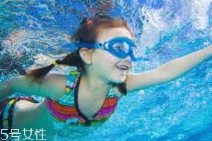 游泳時為什么尿意更重？心理生理雙重原因