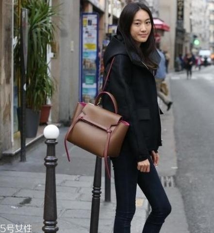 celine鯰魚包怎么打開？個大量輕難怪超模都愛它