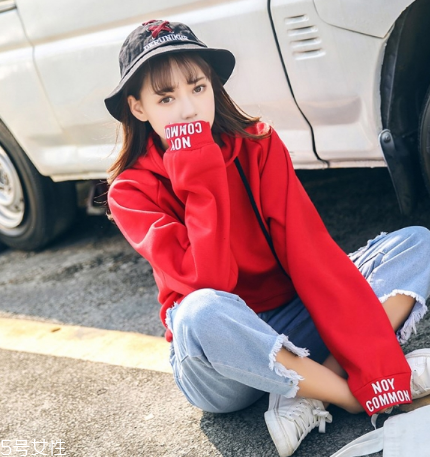 紅色衛(wèi)衣配什么褲子？休閑時尚兩不誤