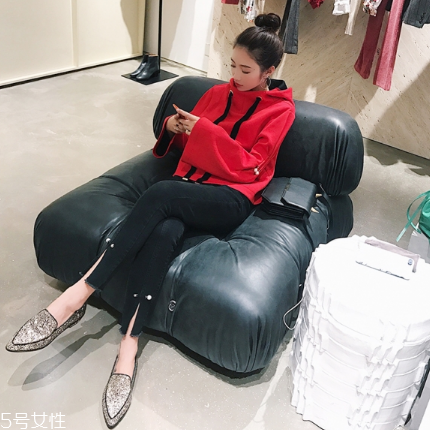 紅色衛(wèi)衣配什么褲子？休閑時尚兩不誤