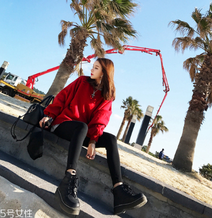 紅色衛(wèi)衣配什么褲子？休閑時尚兩不誤