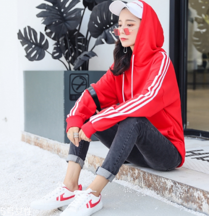紅色衛(wèi)衣配什么褲子？休閑時尚兩不誤