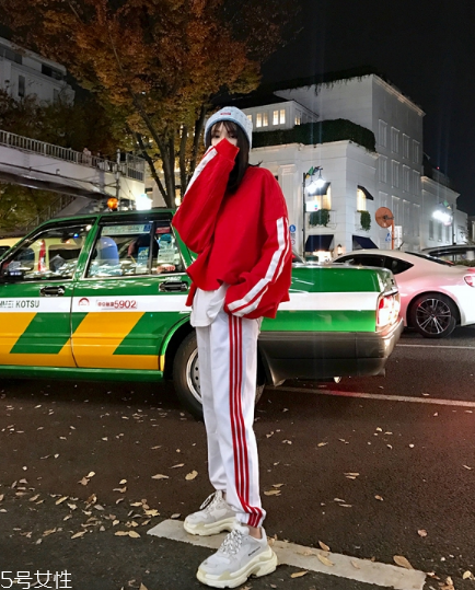 紅色衛(wèi)衣配什么褲子？休閑時尚兩不誤
