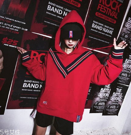 紅色衛(wèi)衣配什么褲子？休閑時尚兩不誤
