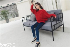 紅色毛衣下面配什么？褲子裙子統(tǒng)統(tǒng)能Hold住