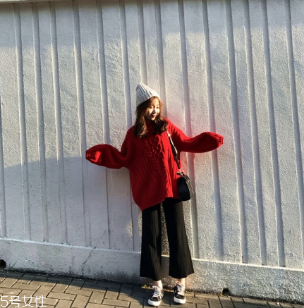 紅色毛衣下面配什么？褲子裙子統(tǒng)統(tǒng)能Hold住