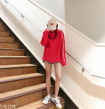 紅色衛(wèi)衣搭配什么鞋子？休閑風時尚風都能駕馭
