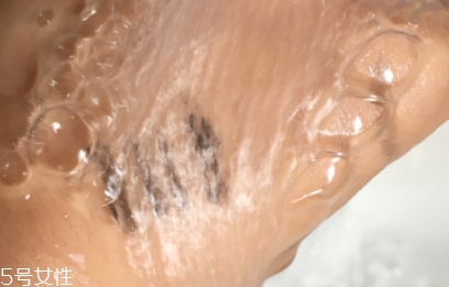 眼唇卸妝液和卸妝油哪個(gè)好？使用的區(qū)域不同