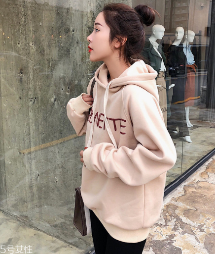 衛(wèi)衣買大了怎么辦？這樣穿酷到?jīng)]朋友
