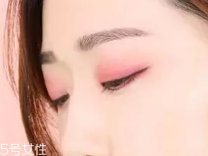 無妝眼影怎么畫？巧用粉色系眼影