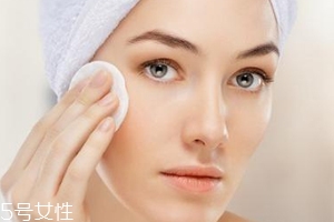 涂粉底液如何避免假面？少量多次慢慢調(diào)整