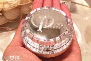 CPB晶致眼霜油不油？水油科學(xué)配比