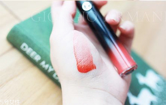 阿瑪尼黑管紅管哪個(gè)好？打造鮮艷欲滴的動人雙唇