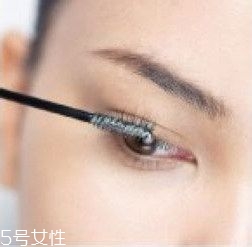 如何挑選合適的睫毛膏？這樣刷睫毛卷翹靚麗